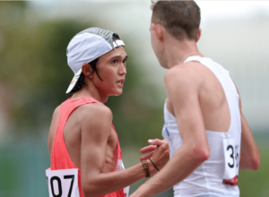 大迫傑賽後和 Galen Rupp 握手致意